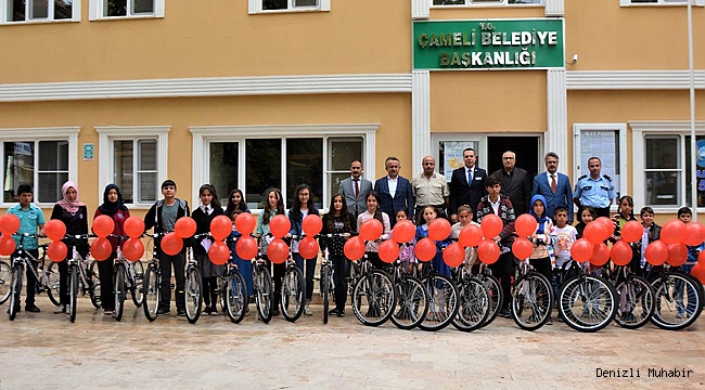 Çameli Belediyesi 24 başarılı öğrenciye bisiklet hediye etti