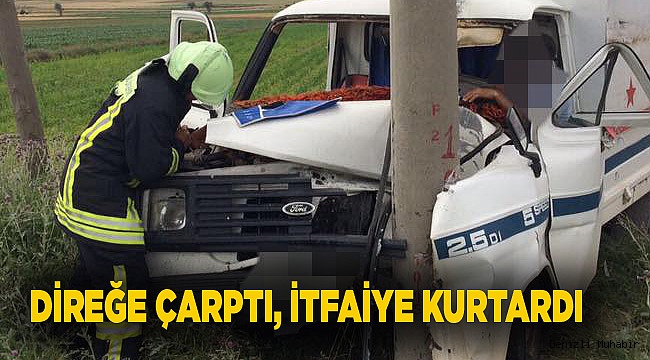 DİREĞE ÇARPTI, İTFAİYE KURTARDI
