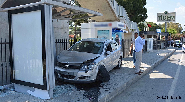 Otomobil durakta bekleyen öğrencilere çarptı: 6 yaralı