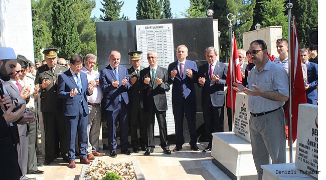Protokol üyeleri, şehit mezarlarına karanfil bırakıp dua etti