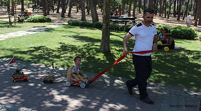 ÇOCUĞUNA 15 TEMMUZ OYUNCAĞI YAPTI