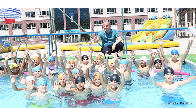 ÇOCUKLARA YÜZME ÖĞRETİYOR