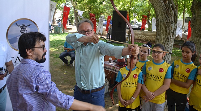 "TAVAS'TA OKLAR HEDEFİ BULDU"