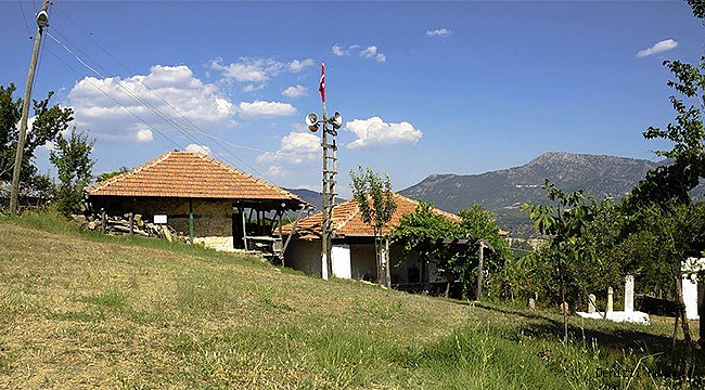 ÇAMELi’DE ESKİ MEDRESE CAMii OLARAK HiZMET VERiYOR
