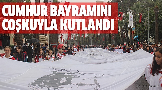 DENİZLİ'DE 29 EKİM YAĞMUR ALTINDA KUTLANDI