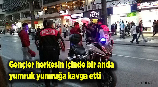 Gençler herkesin içinde bir anda yumruk yumruğa girdi