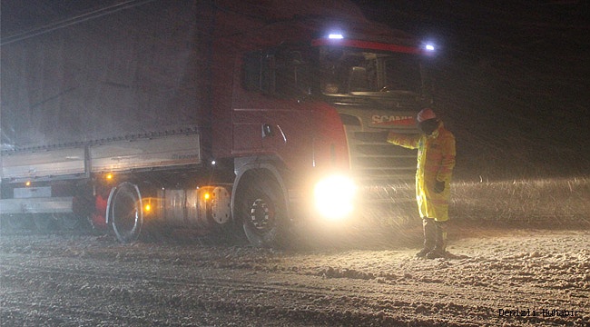 Antalya-Denizli yolu kar ve tipi nedeniyle tek yönlü trafiğe kapatıldı