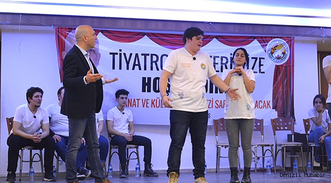 BAŞKAN ÖZBAŞ GENÇLERLE TİYATRO YAPTI