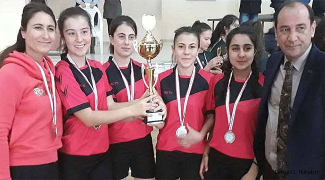 BADMİNTON ŞAMPİYONLARI KUPALARINI ALDI