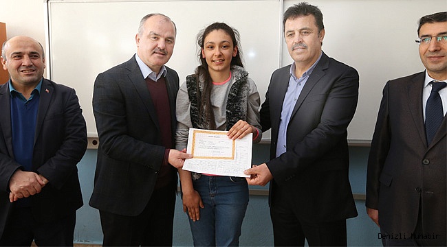 BAŞKAN GÜRLESİN, ÖĞRENCİLERİN KARNE HEYECANINI PAYLAŞTI