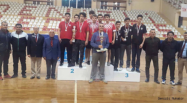 GENÇ RAKETLER ŞAMPİYONLUK İÇİN KAPIŞTI