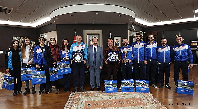 KUPALARINI REKTÖR BAĞ’A HEDİYE ETTİLER