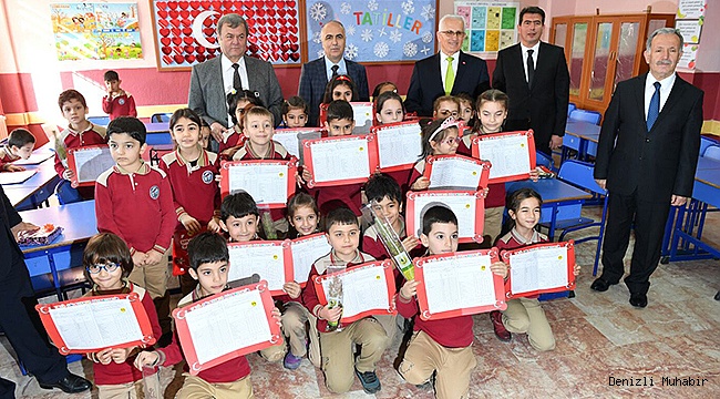 VALİ KARAHAN ÖĞRENCİLERE KARNE DAĞITTI