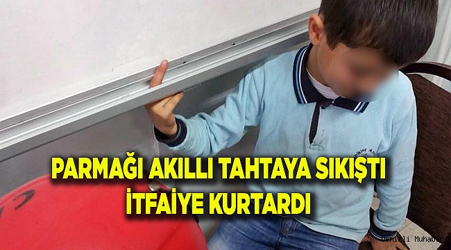 Parmağı akıllı tahtaya sıkışan öğrenciyi itfaiye kurtardı