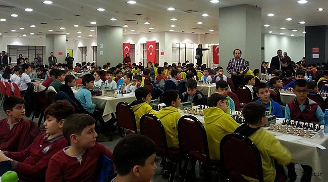 SATRANÇTA OKULLAR YARIŞTI