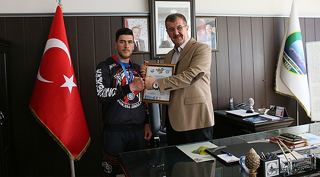ÇİVRİLLi ŞAMPİYONUN GÖZÜ DÜNYANIN ZİRVESİNDE