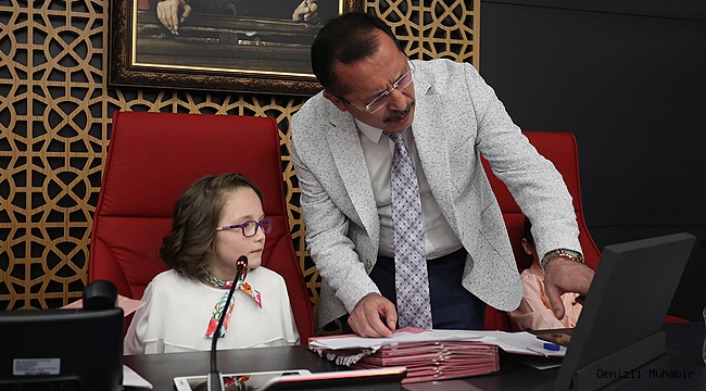 PAÜ’de Rektörlük Koltuğuna İlkokul Öğrencisi Rümeysa Çoban Oturdu