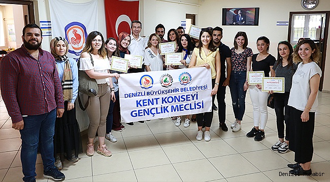 GRAFİK TASARIM KURSU MEZUNLARINI VERDİ