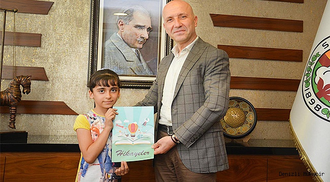 9 yaşında yazar oldu, ilk kitabını Başkan Özbaş’a hediye etti
