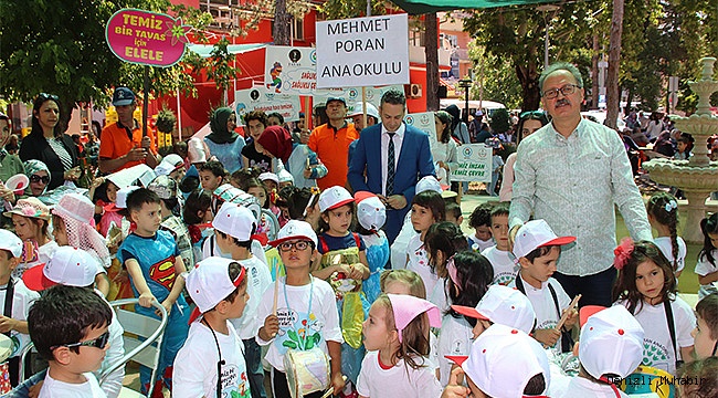 BAŞKAN ÇEVRE İÇİN MİNİKLERLE SOKAĞA ÇIKTI