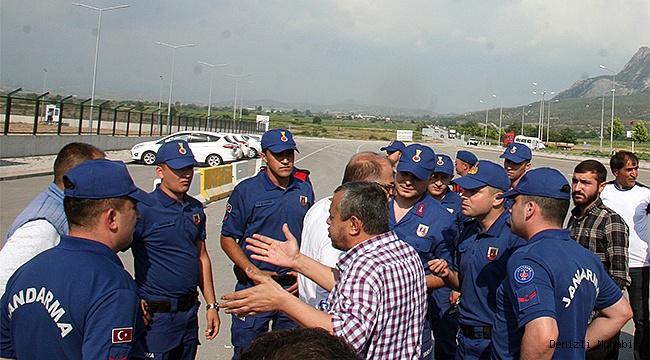 Cezaevinden tahliye olan amigoya pankartlı, davullu, zurnalı karşılamaya jandarma engeli