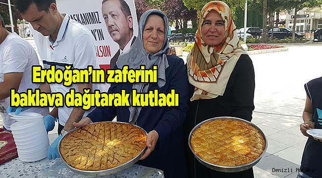Erdoğan'ın zaferini baklava dağıtarak kutladı