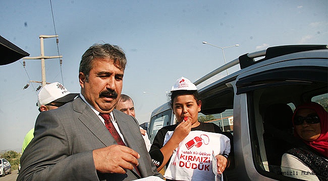 Emniyet Müdürü Demir, çocuklara düdük, şapka ve tişört hediye etti