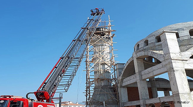 Minarenin içine düşen işçiyi itfaiye merdivenle kurtardı