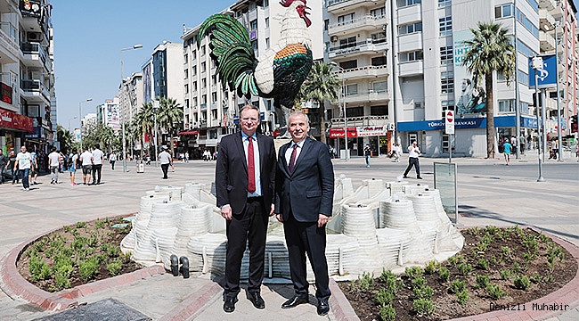 BÜYÜKELÇİ İLE HOROZ POZU