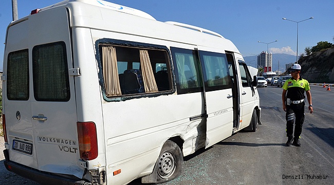 Otomobilin çarptığı minibüs karşı şeritte araçla çarpıştı: 8 yaralı