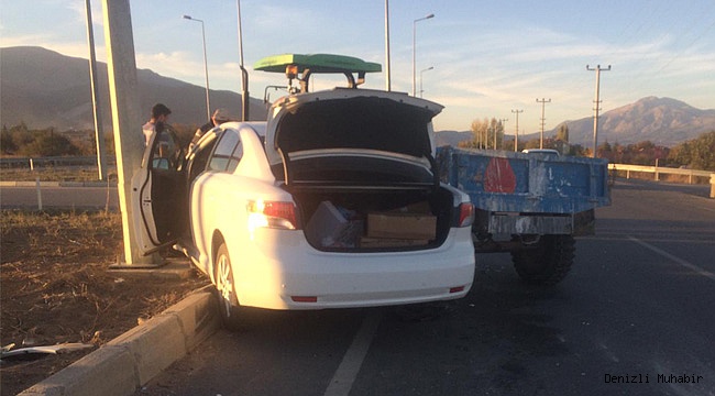 Acıpayam'da Otomobil ile Traktör Çarpıştı