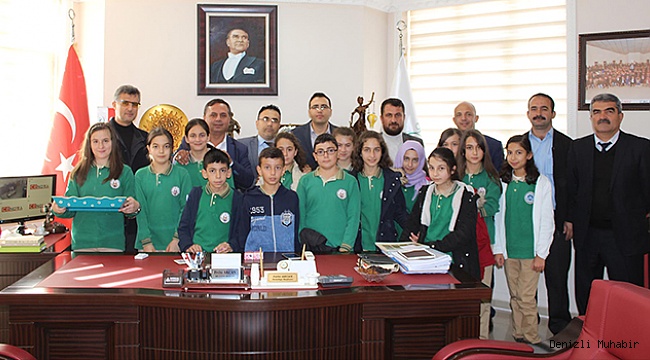 ÖĞRENCİLERDEN BAŞKAN AKCAN’A GÜL LOKUMU