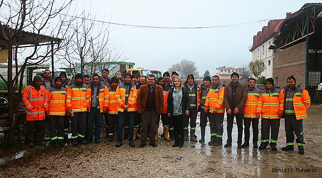 ÇİVRİL BELEDİYESİ PERSONELİNE KIŞLIK KIYAFET DAĞITTI