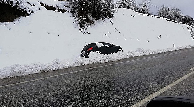 ÇAMELİ’DE OTOMOBİL ŞARAMPOLE DEVRİLDİ