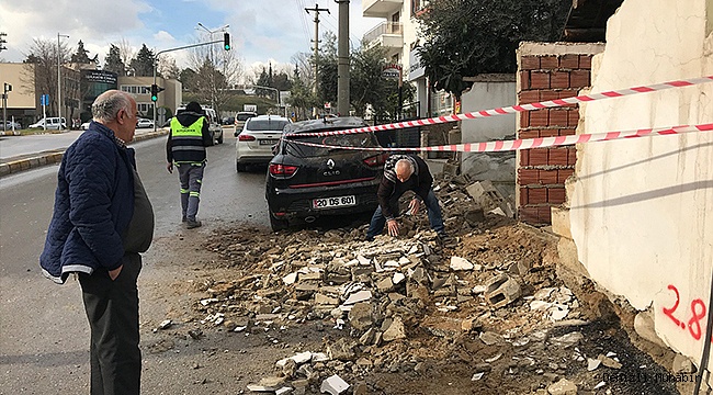 ÇÖKEN BAHÇE DUVARI ARACA ZARAR VERDİ