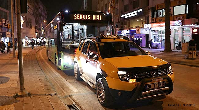 Sürücüsünün el frenini çekmeden bıraktığı taksi kırmızı ışıkta bekleyen halk otobüsüne çarptı