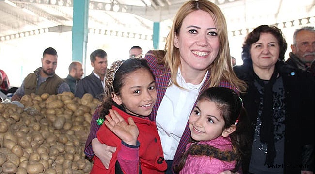 PAZARYERİNDE ALKIŞLARLA KARŞILANDI
