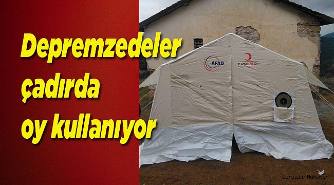 Depremzedeler çadırda oy kullanıyor
