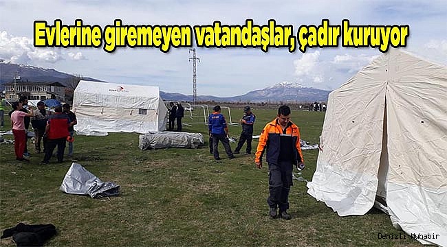 Evlerine giremeyen vatandaşlar, çadır kuruyor