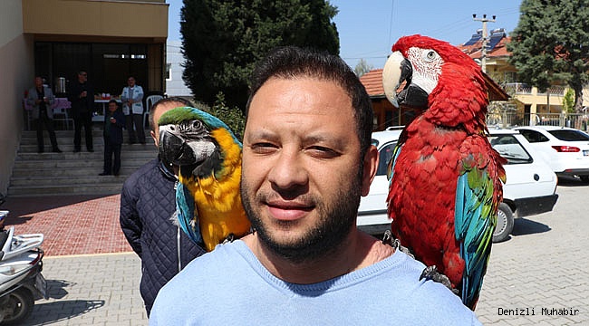 Papağanlarıyla oy kullandı 