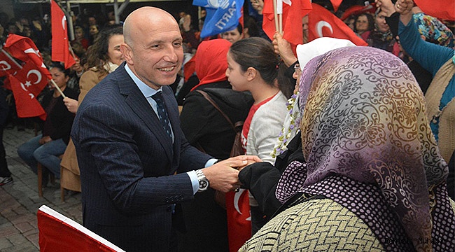 Sarayköy’de hizmet destanları yazan Başkan Özbaş’a sürpriz karşılama