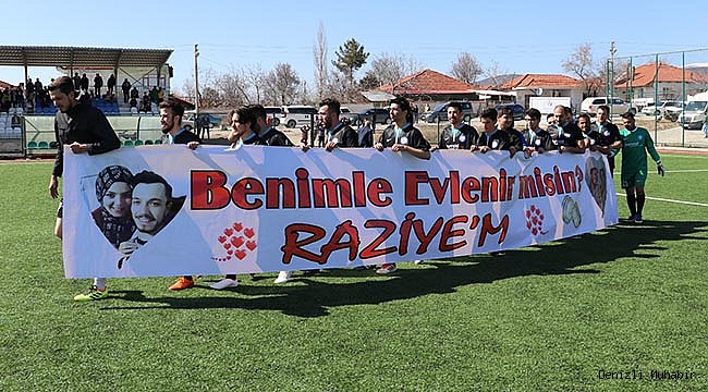 Yeşil sahada sürpriz evlilik teklifi