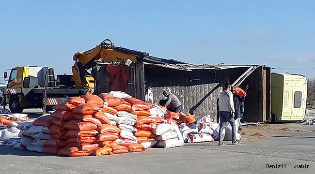 Denizli'de devrilen tırın sürücüsü yaralandı