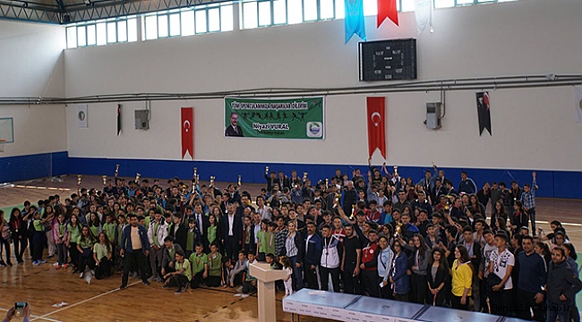Niyazi Vural Öğrencilere Ödüllerini Verdi