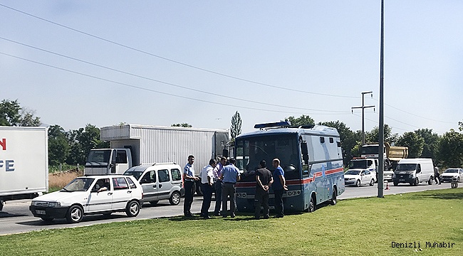 Denizli'de cezaevi aracı kaza yaptı