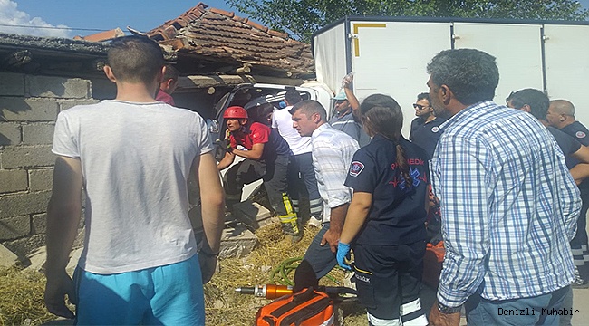 Meşrubat yüklü kamyonet eve çarptı