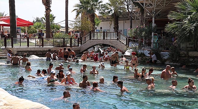 Pamukkale'deki antik havuzda turist bereketi