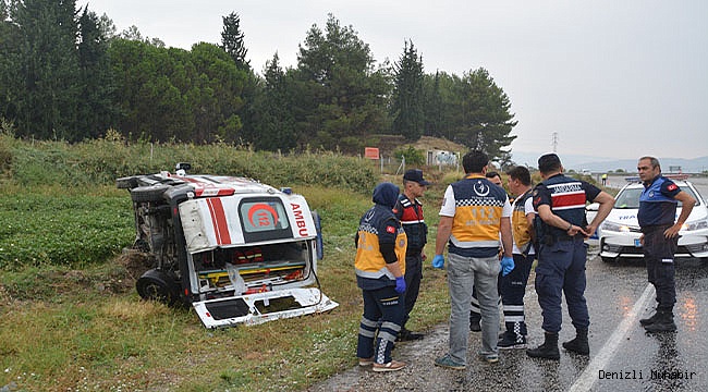 Sarayköy’de ambulans devrildi:5 yaralı