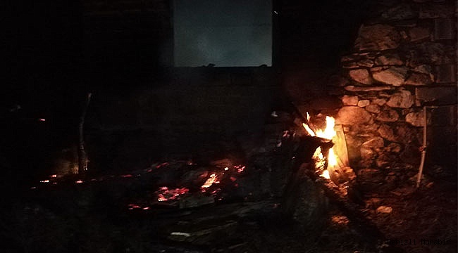 YOLÇATI'DA YILDIRIM DÜŞEN EV KÜL OLDU