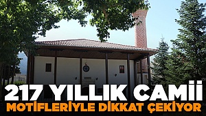 2 Asırlık Cami'nin duvar motifleri ilgi çekiyor
